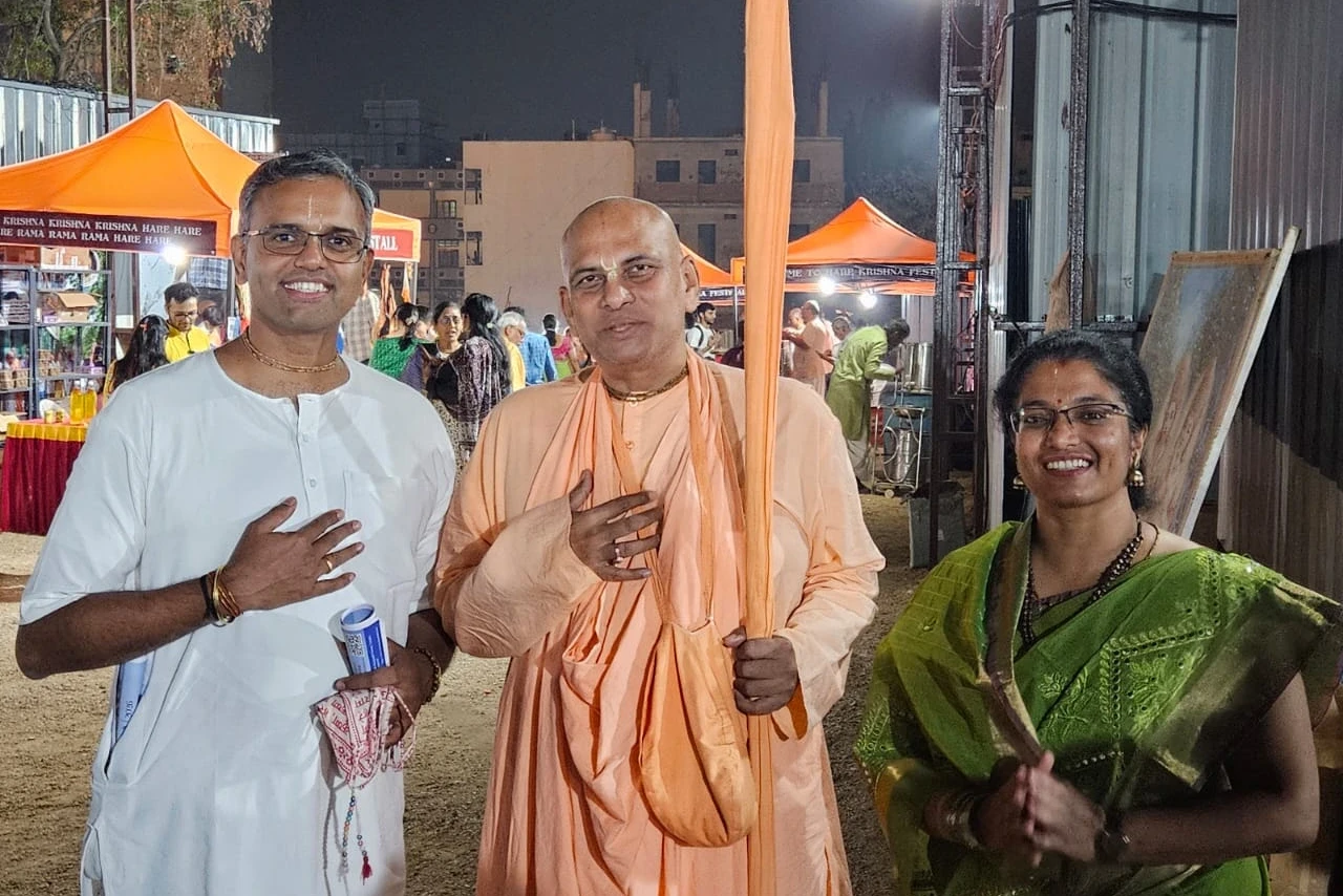 Zenith devotees with H.H. Bhakti Padma Saurabh Pracharak Swami