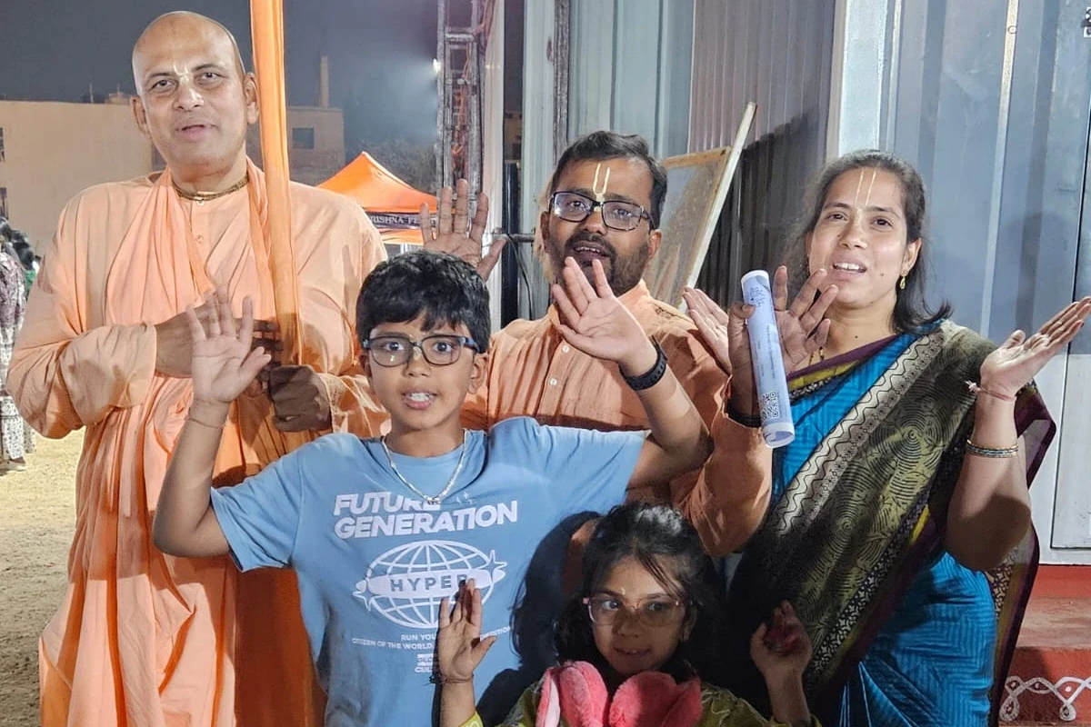 Zenith devotees with H.H. Bhakti Padma Saurabh Pracharak Swami