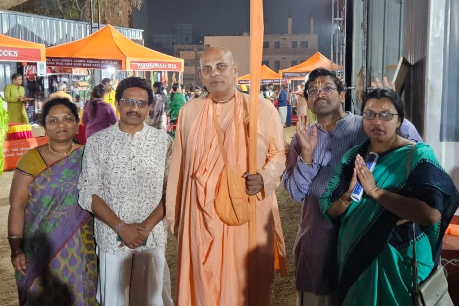 Zenith devotees with H.H. Bhakti Padma Saurabh Pracharak Swami