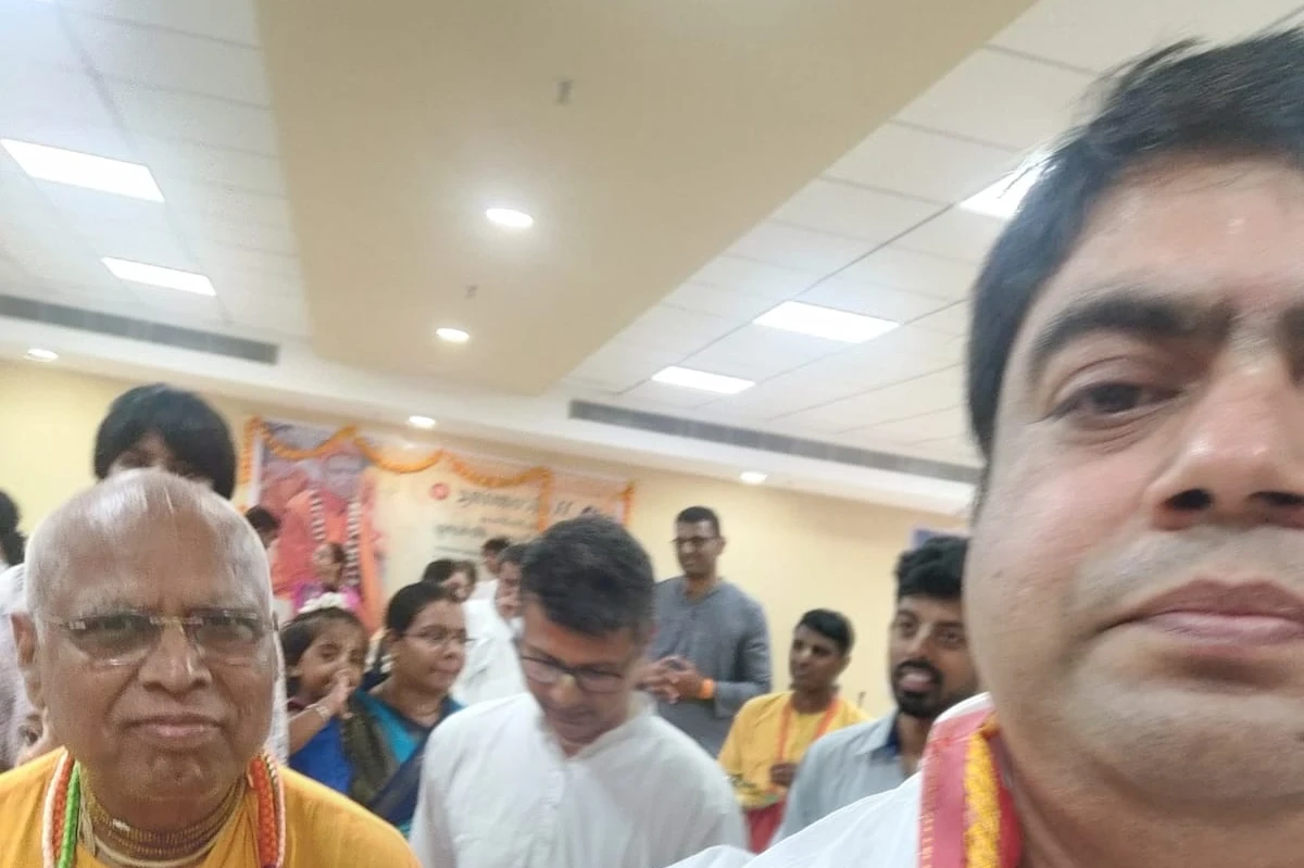 Zenith devotees with H.H. Lokanath Swami Maharaj